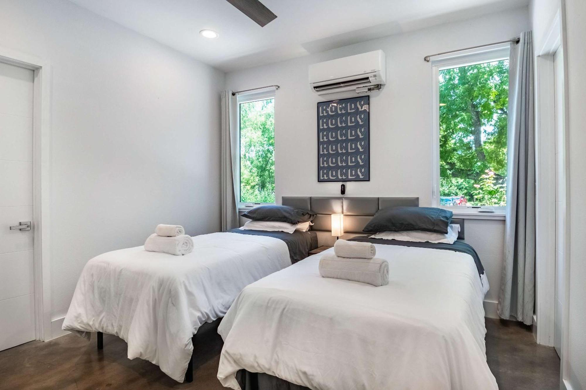Upstay - Entire 2-home Duplex - Sleeps 37 * Austin