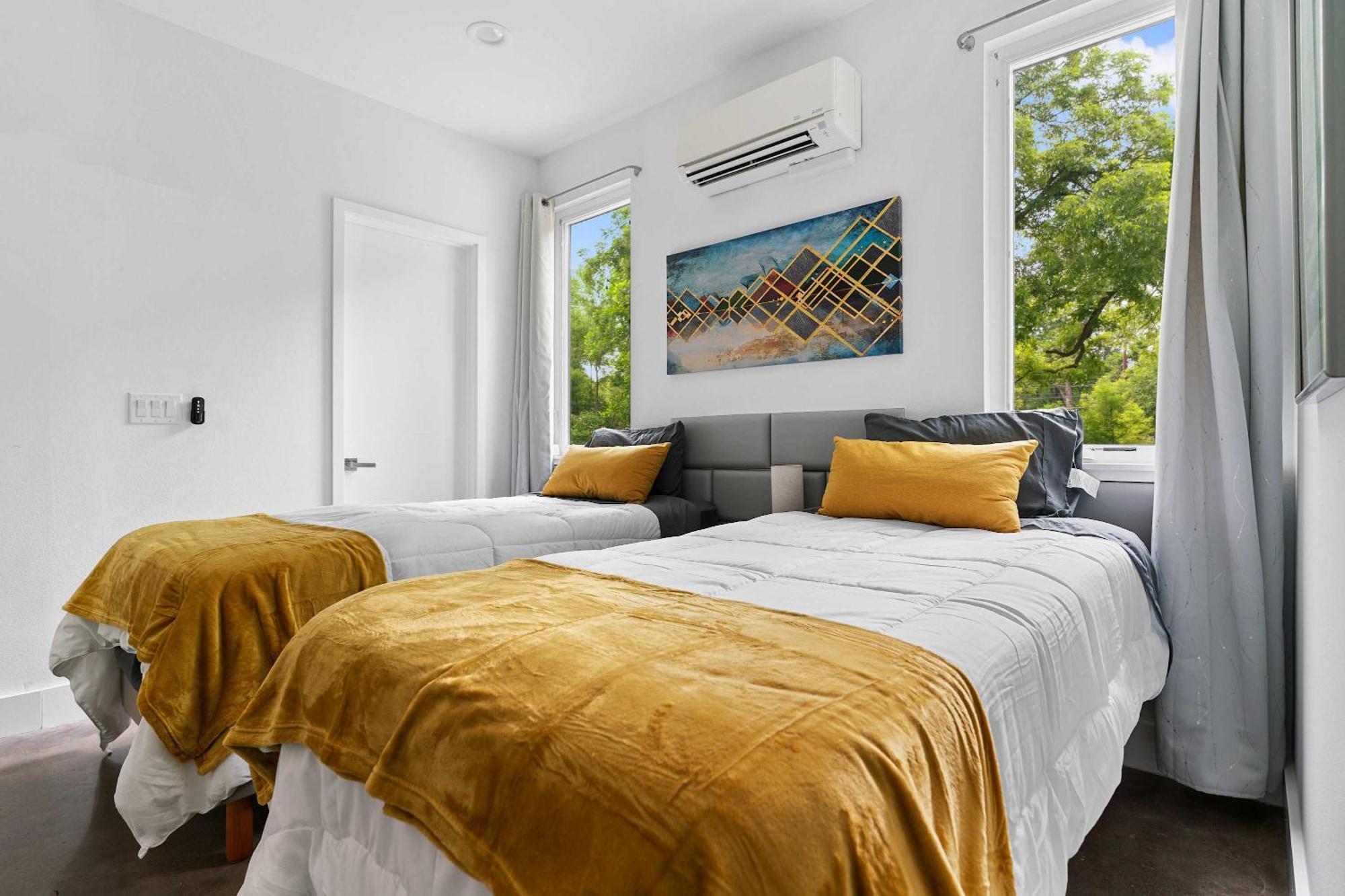 Holiday home Upstay - Entire 2-home Duplex - Sleeps 37 *