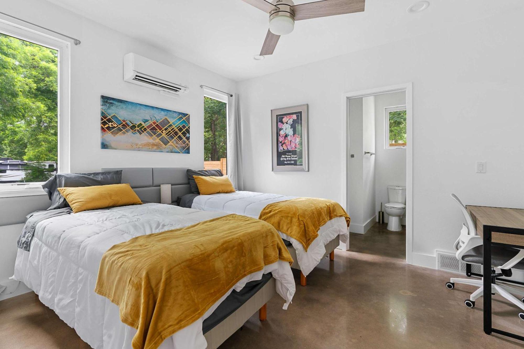 Upstay - Entire 2-home Duplex - Sleeps 37 Holiday home Austin