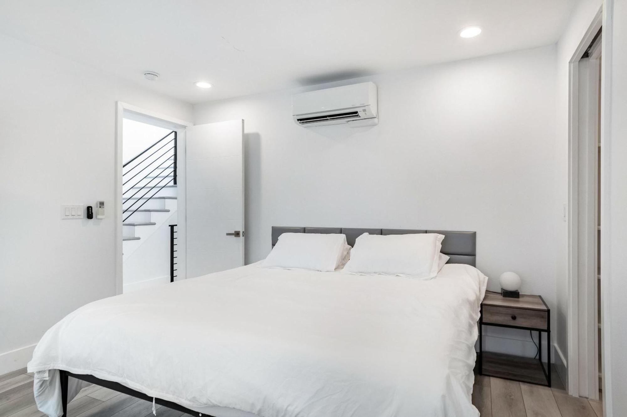 Upstay - Entire 2-home Duplex - Sleeps 37 *
