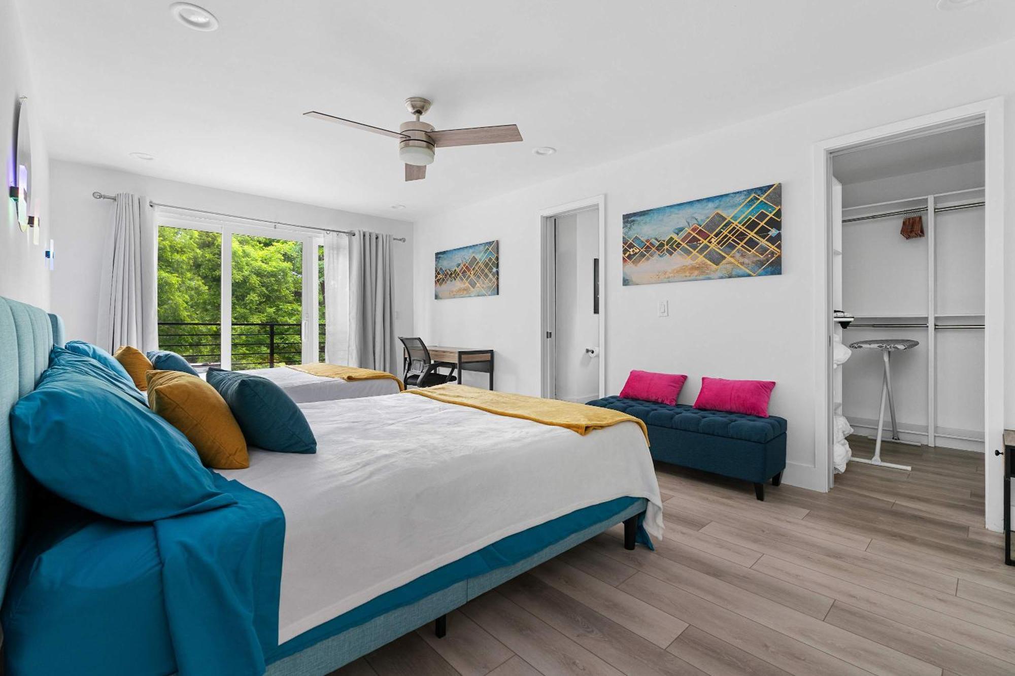 Holiday home Upstay - Entire 2-home Duplex - Sleeps 37