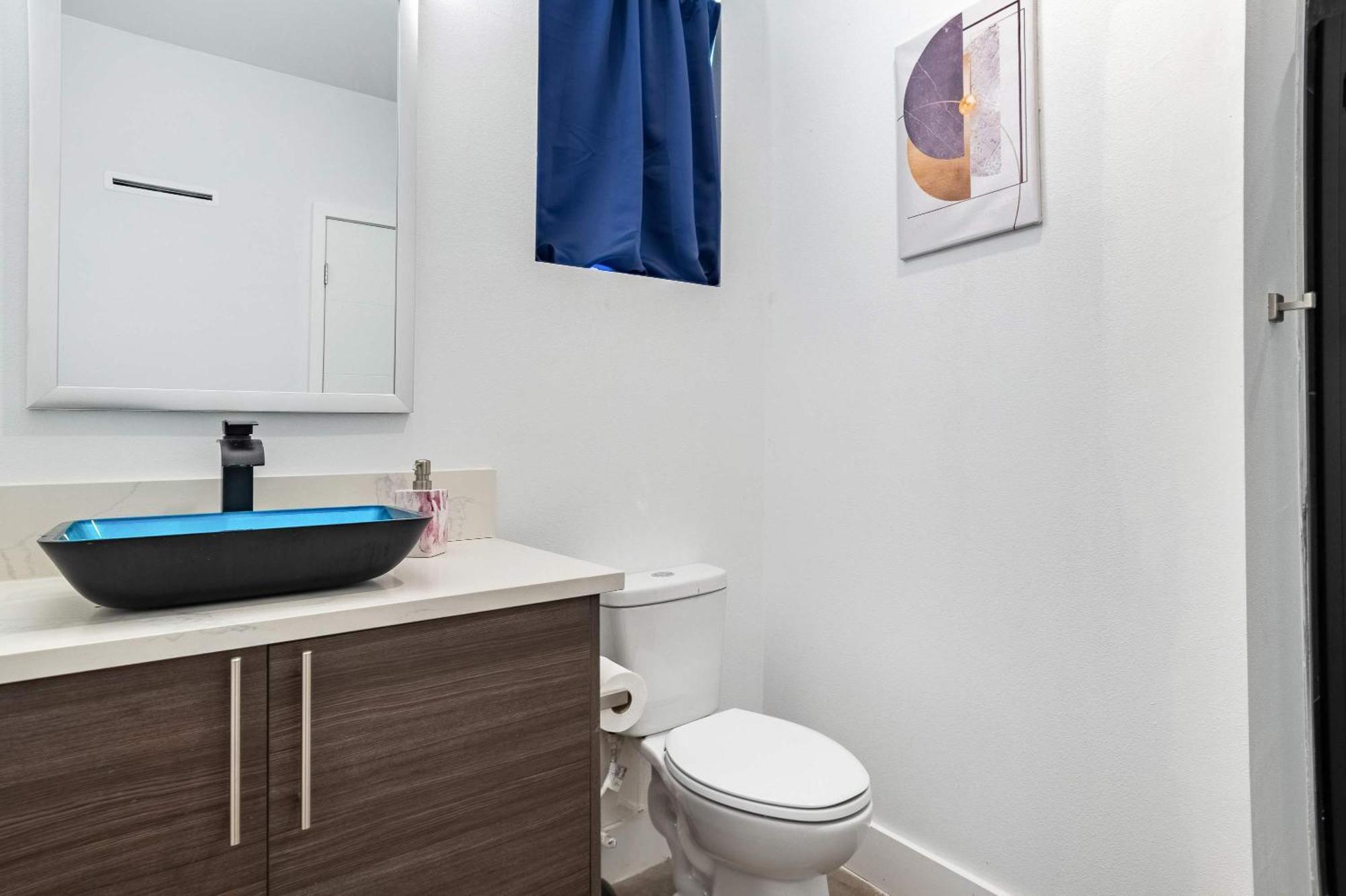 Holiday home Upstay - Entire 2-home Duplex - Sleeps 37 *