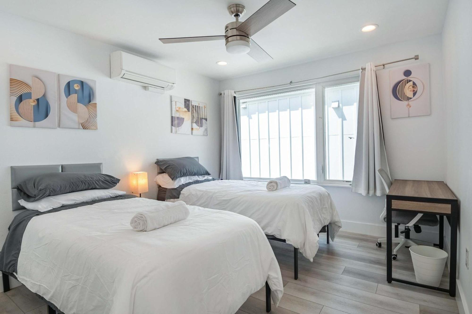 Upstay - Entire 2-home Duplex - Sleeps 37 Holiday home Austin