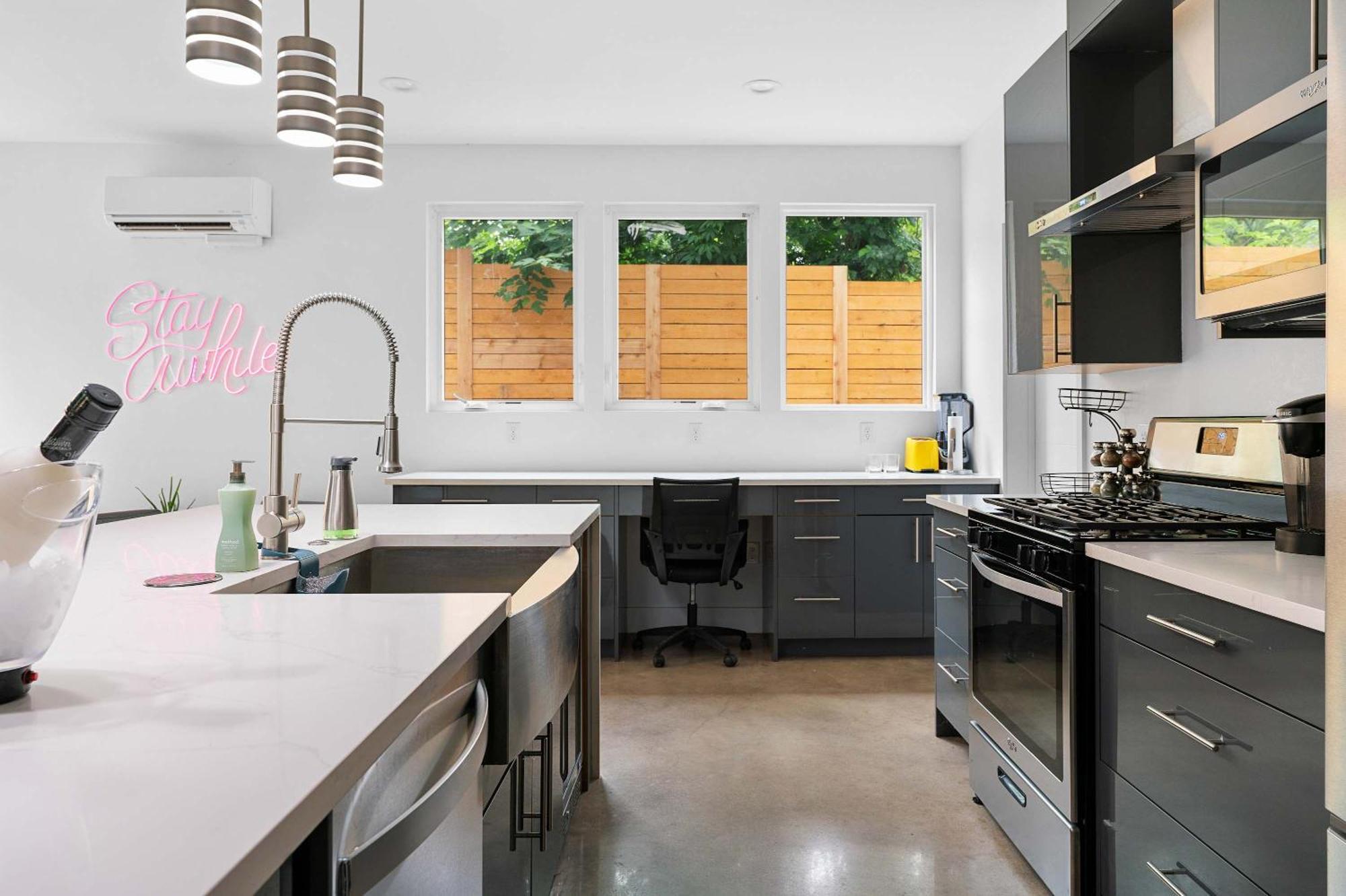 Upstay - Entire 2-home Duplex - Sleeps 37 *