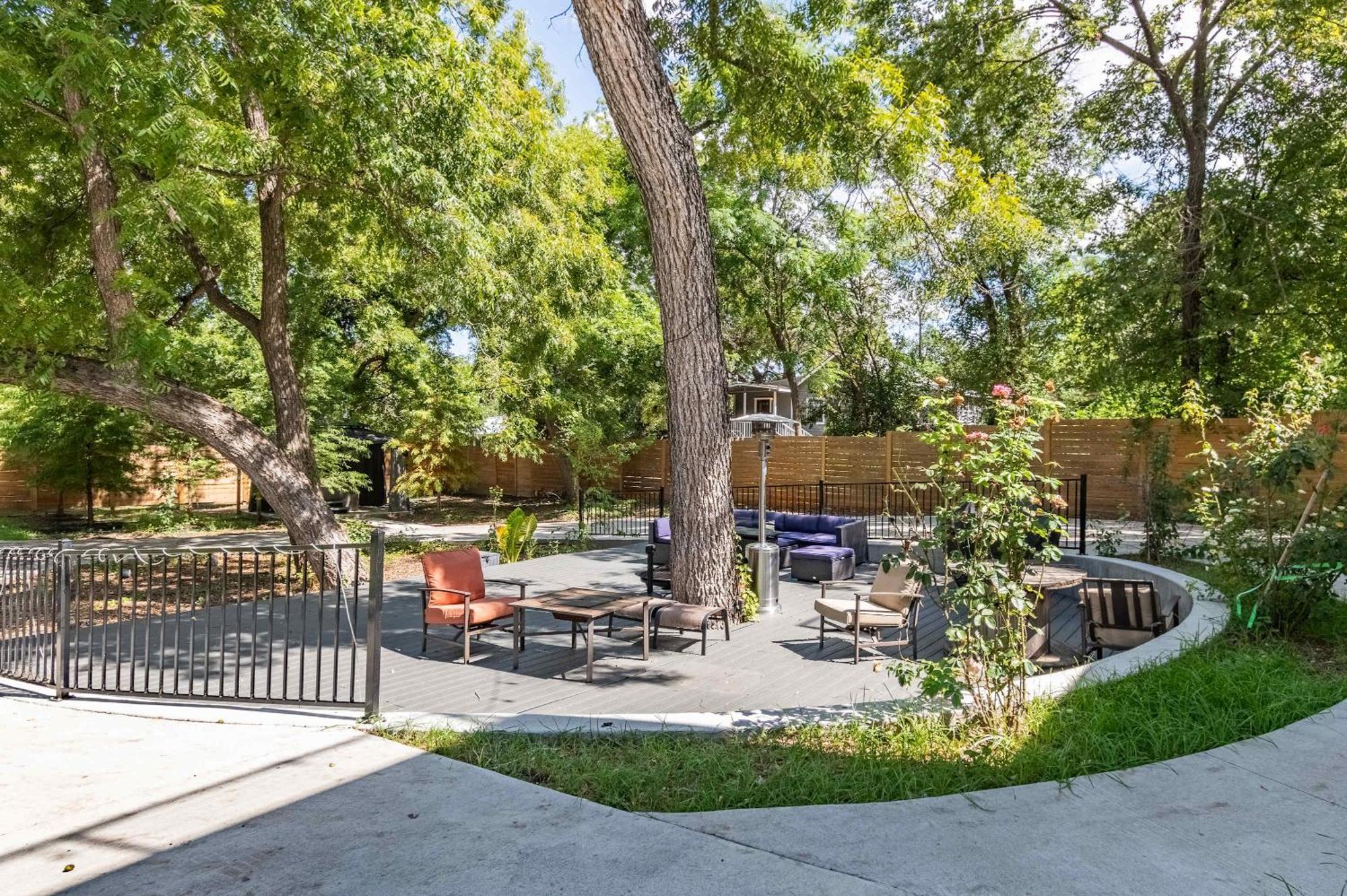 Upstay - Entire 2-home Duplex - Sleeps 37 Holiday home