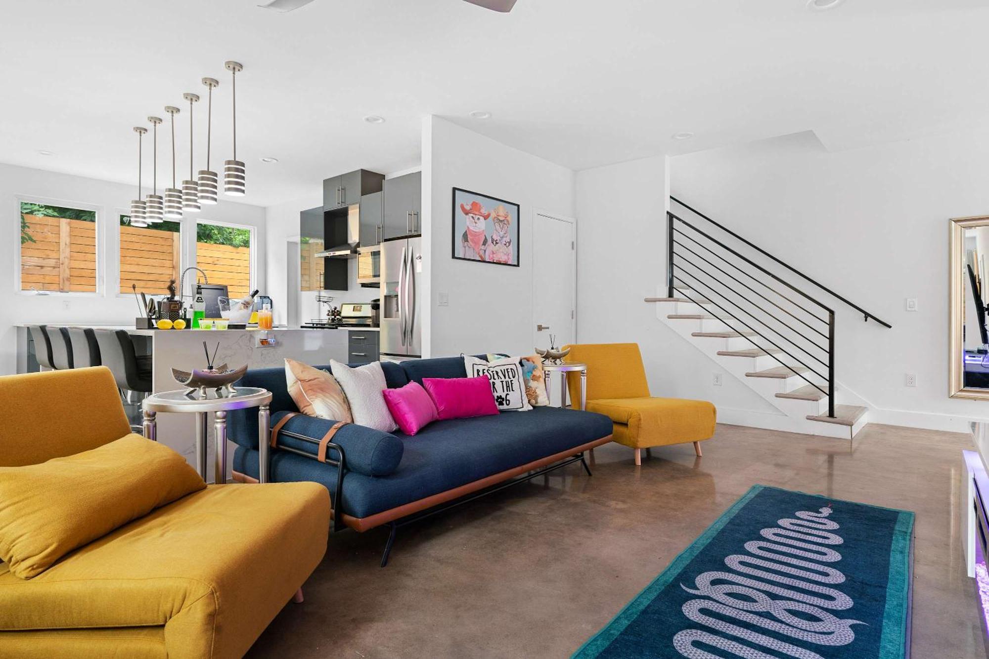 Upstay - Entire 2-home Duplex - Sleeps 37 Holiday home Austin