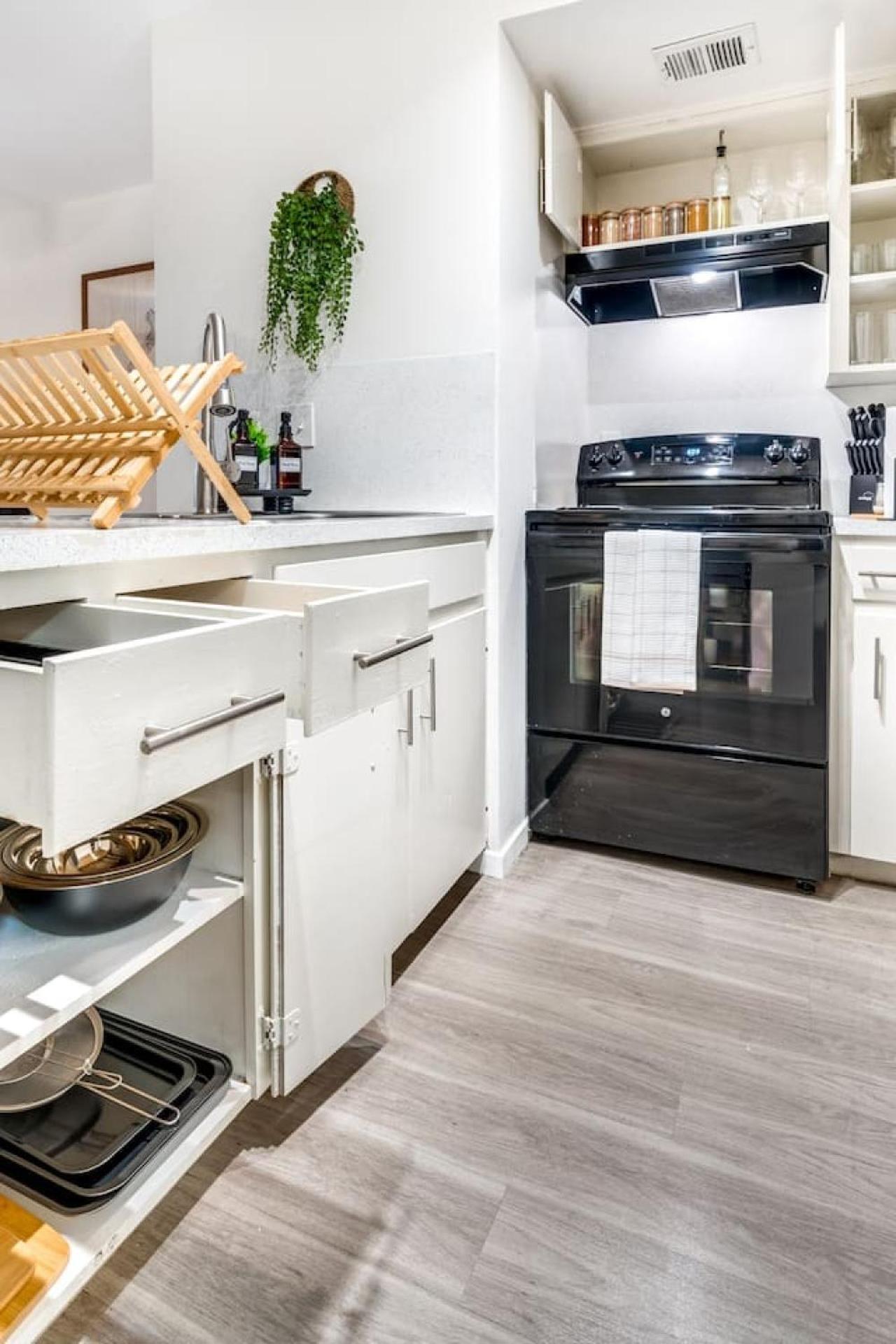 Stylish In Allandale 10 Mins To Downtown. Apartment