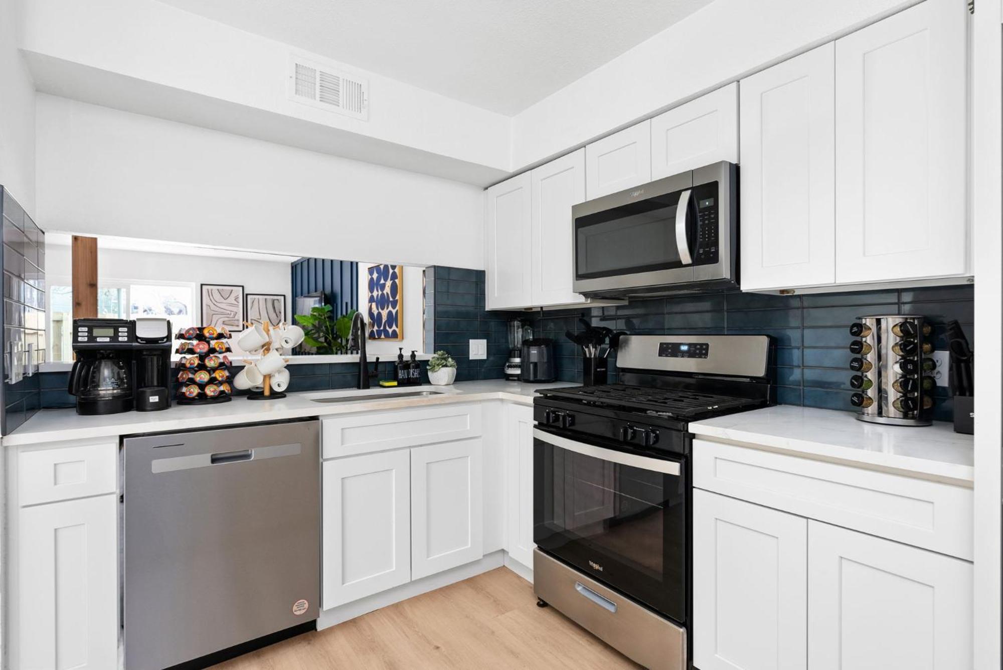 Work & Play - Soco, Downtown Apartment