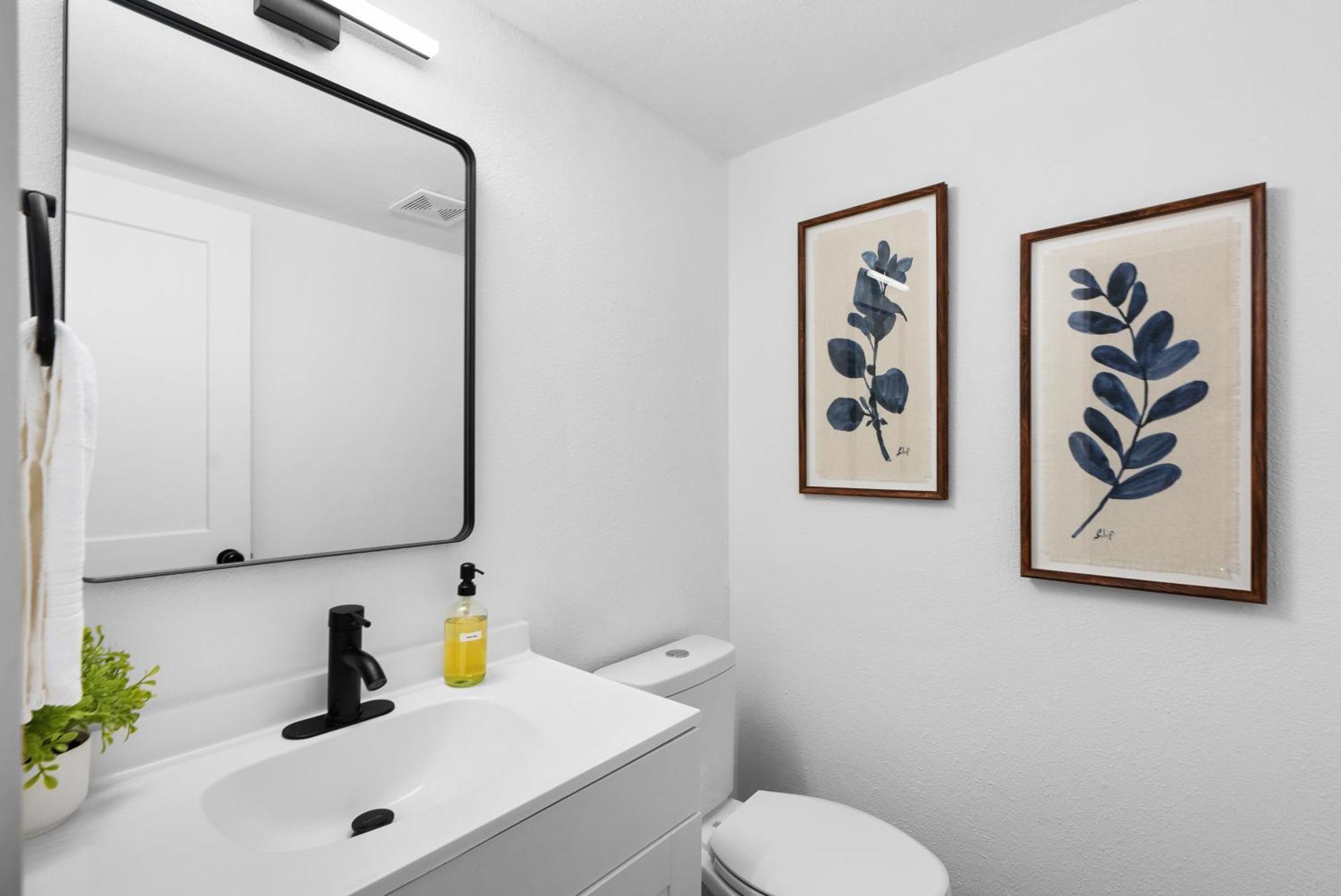 Apartment Stylish 2br Oasis With Private Patio - Sleeps 8 *