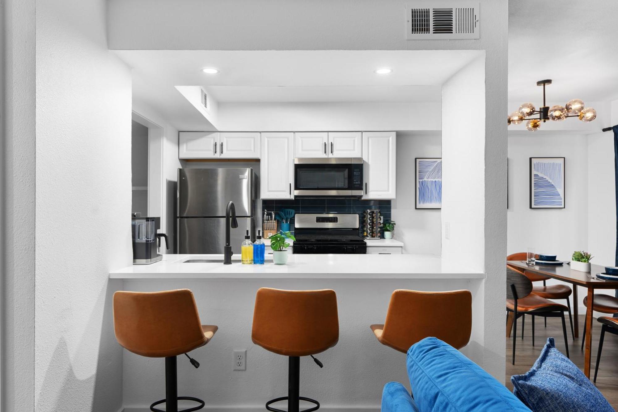 Stylish 2br Oasis With Private Patio - Sleeps 8 Austin