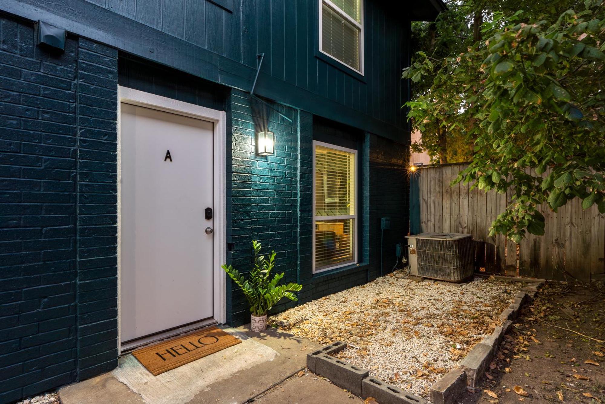 Apartment Stylish 2br Oasis With Private Patio - Sleeps 8