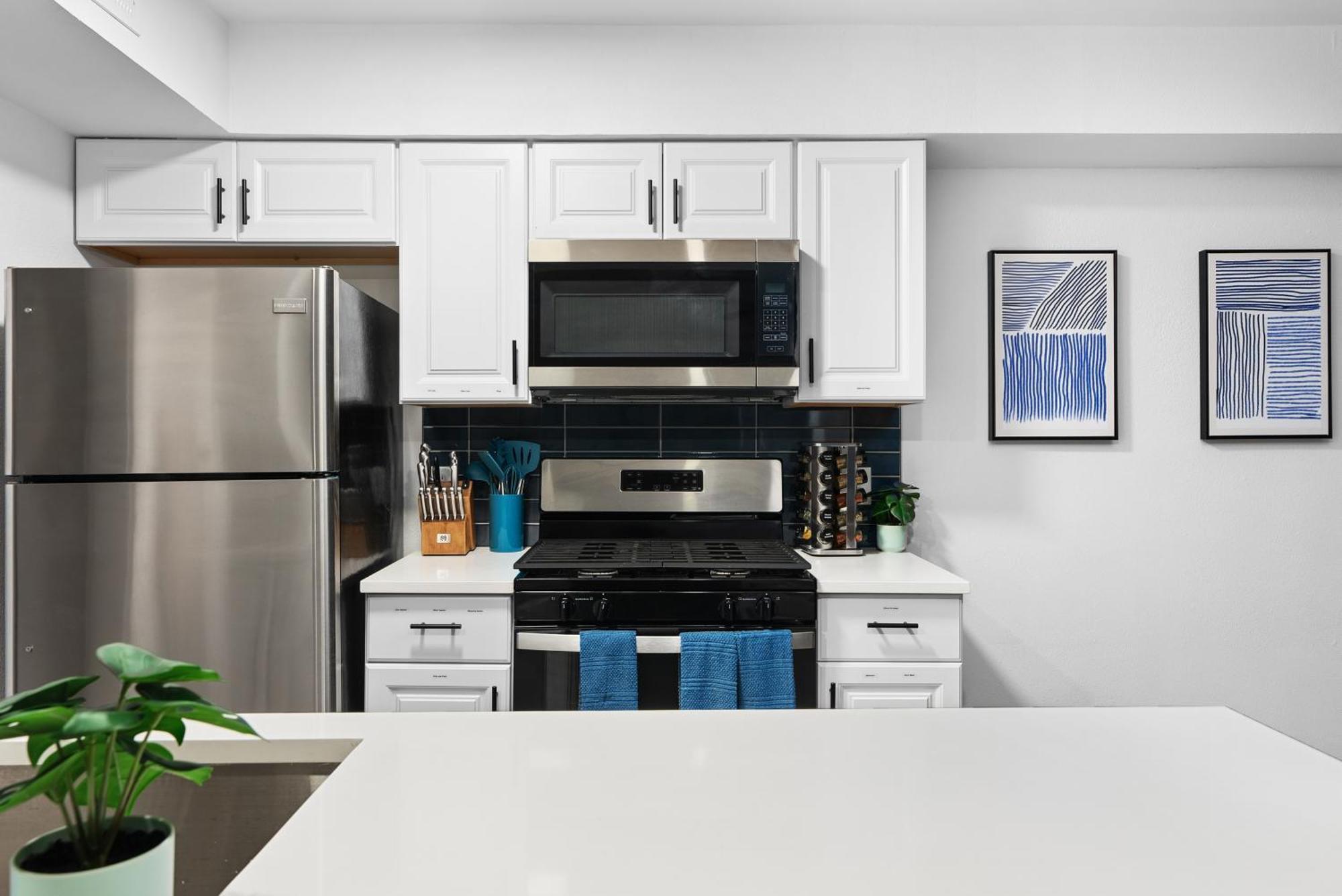 Stylish 2br Oasis With Private Patio - Sleeps 8 Apartment
