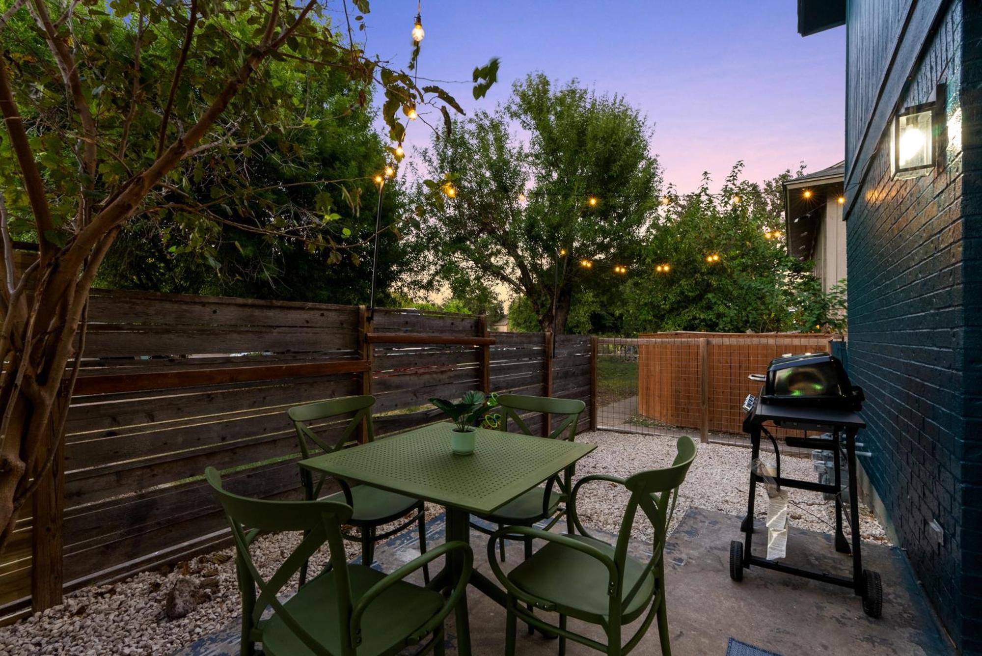 Stylish 2br Oasis With Private Patio - Sleeps 8 Apartment Austin