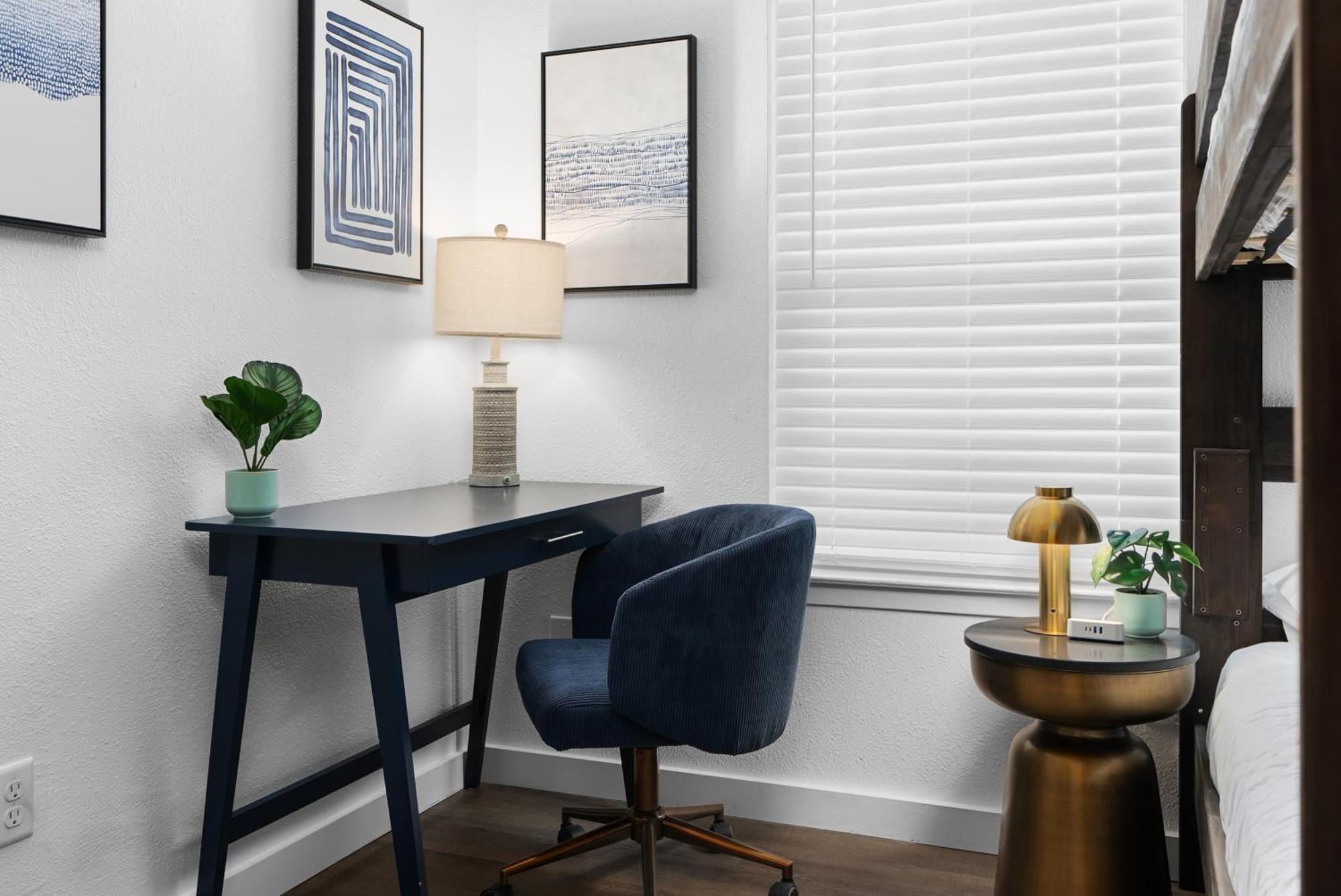 Apartment Stylish 2br Oasis With Private Patio - Sleeps 8 Austin