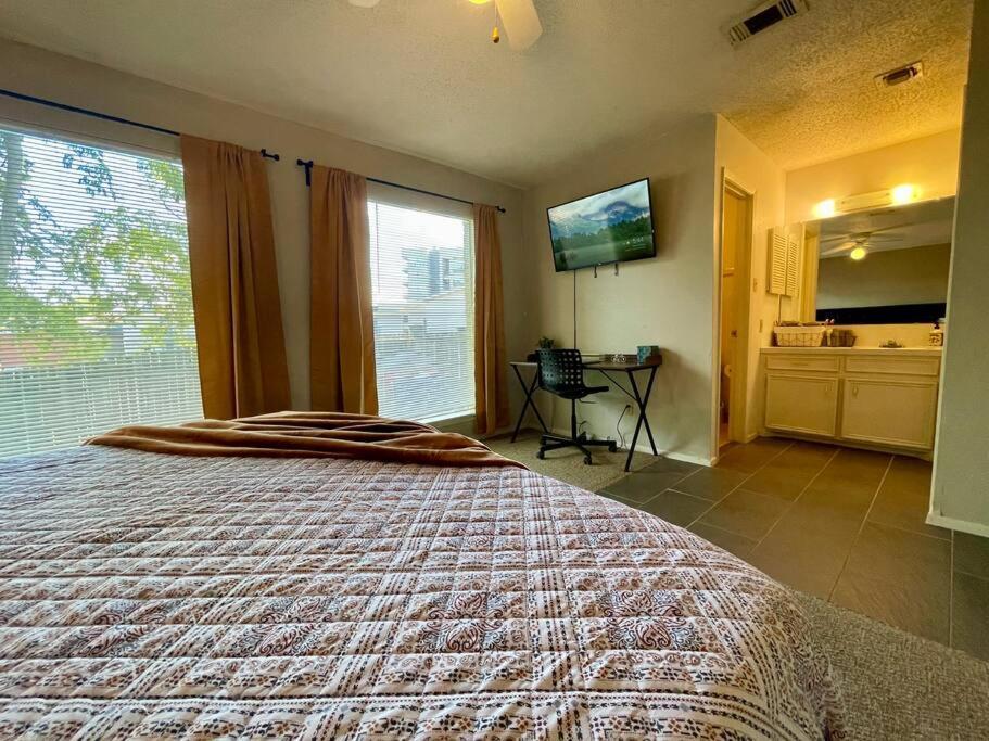 2br 2bath King House 5 Min To Dt! Austin