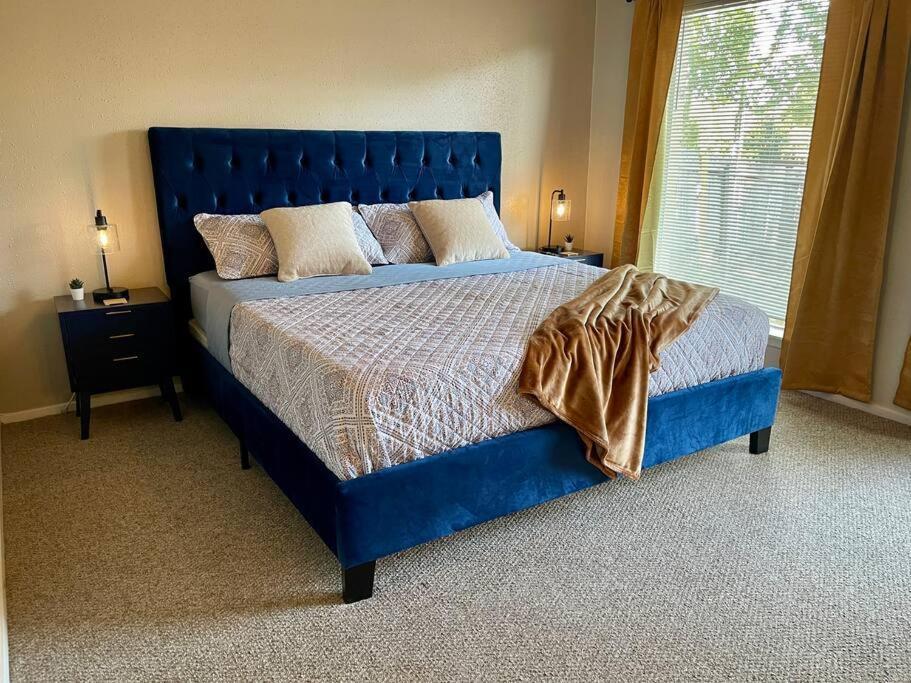 2br 2bath King House 5 Min To Dt!