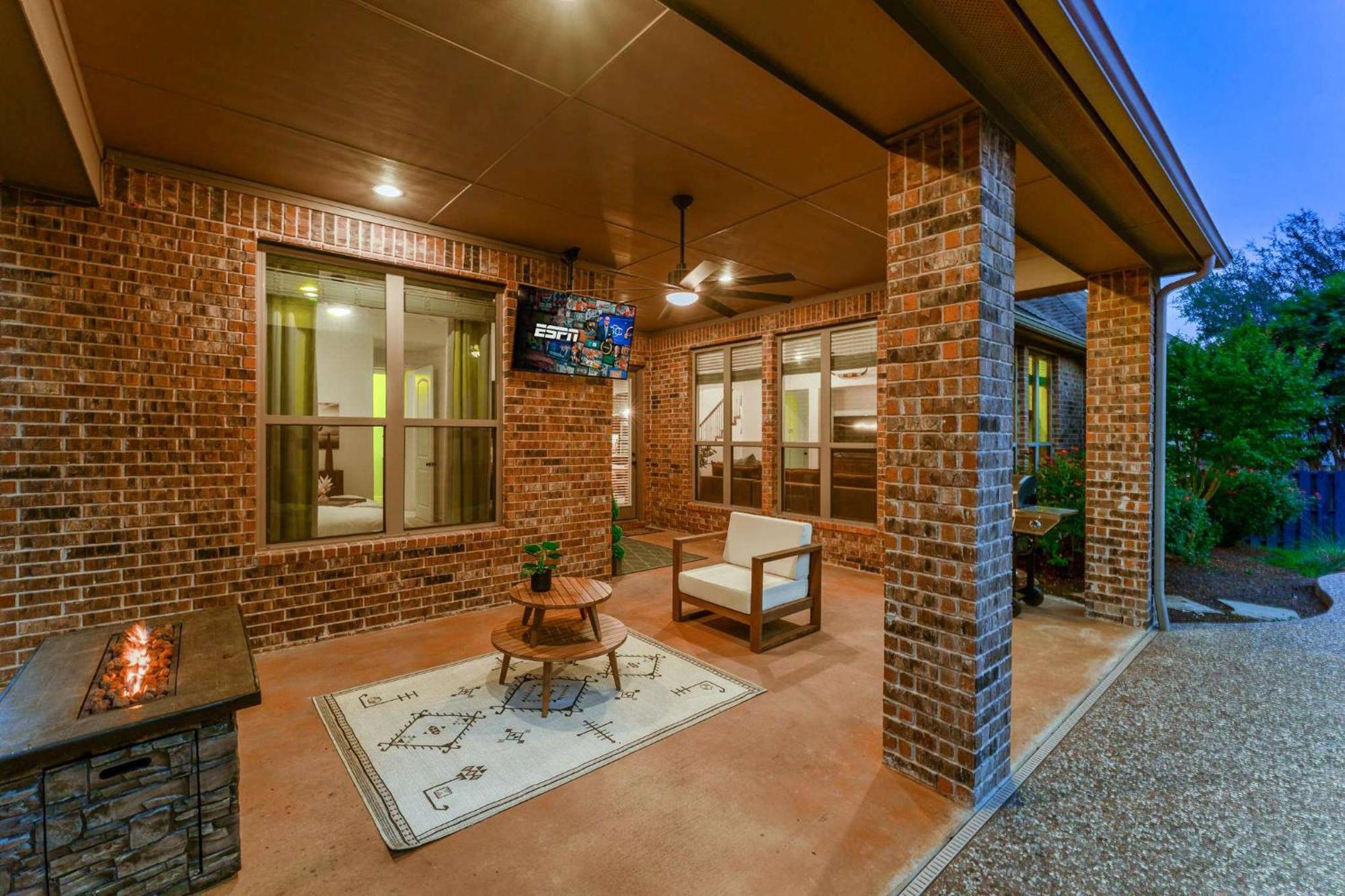 Upstay - Spacious W Pool-hot Tub-office-yard Austin