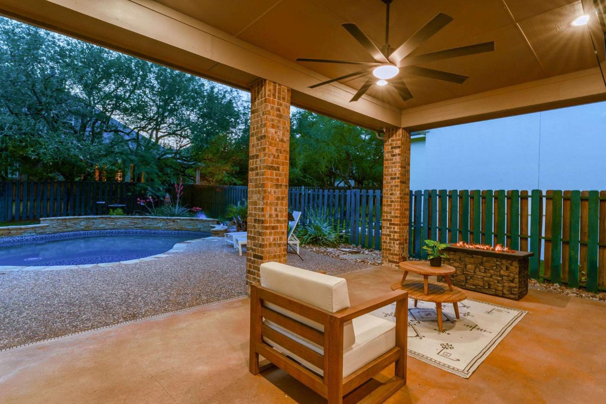 Upstay - Spacious W Pool-hot Tub-office-yard Holiday home Austin