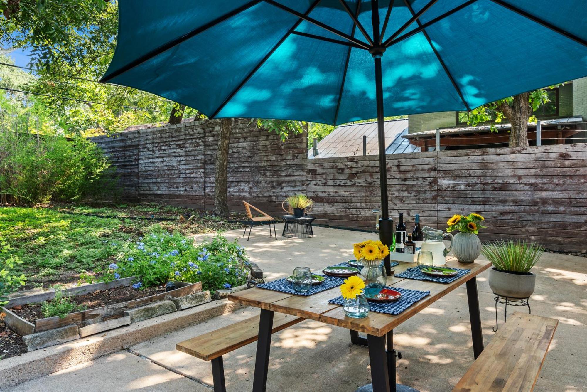 Holiday home Re-imagined Historical - Clarksville Vintage