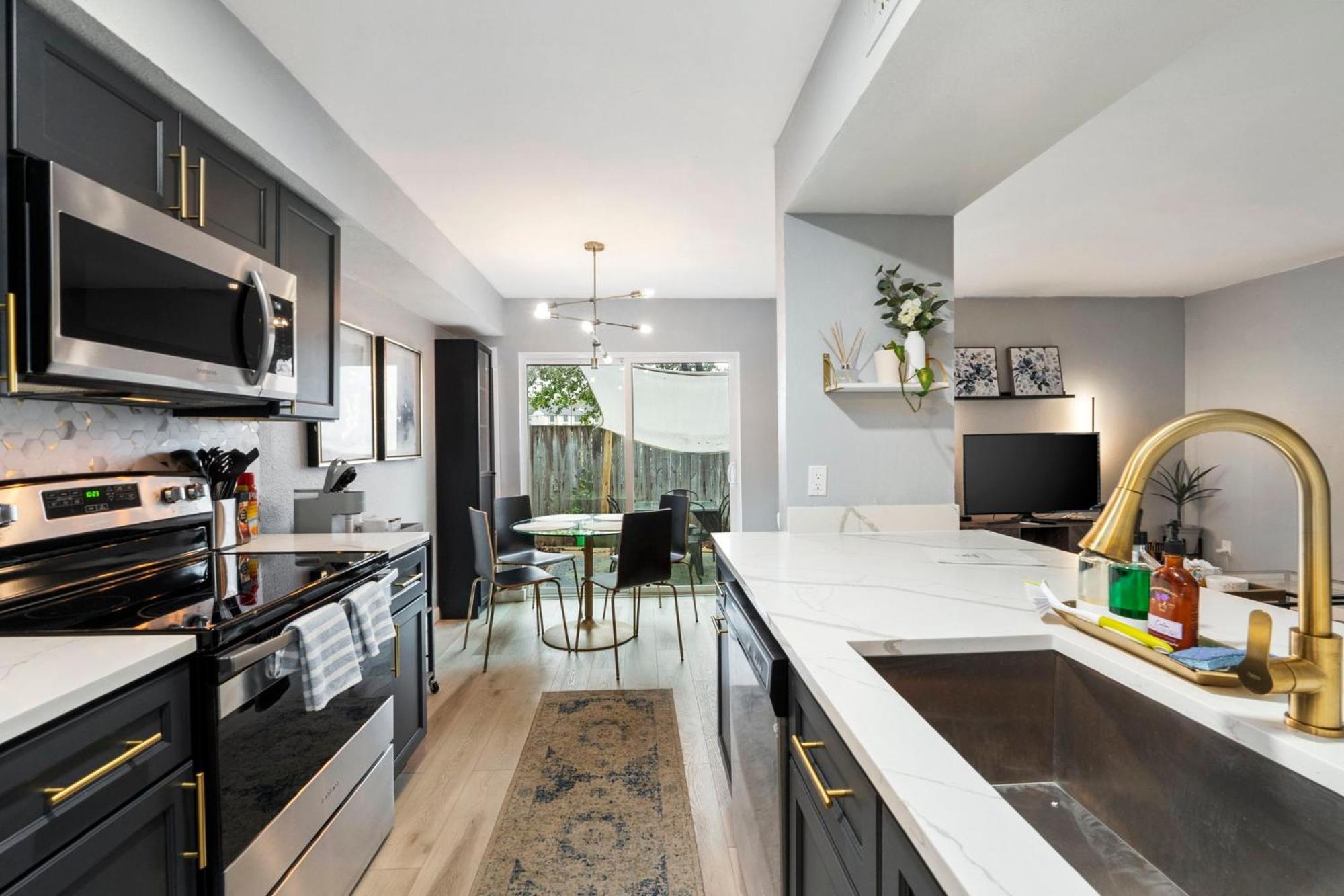 Charming South Lamar Hideaway - Near Zilker & Soco Apartment *