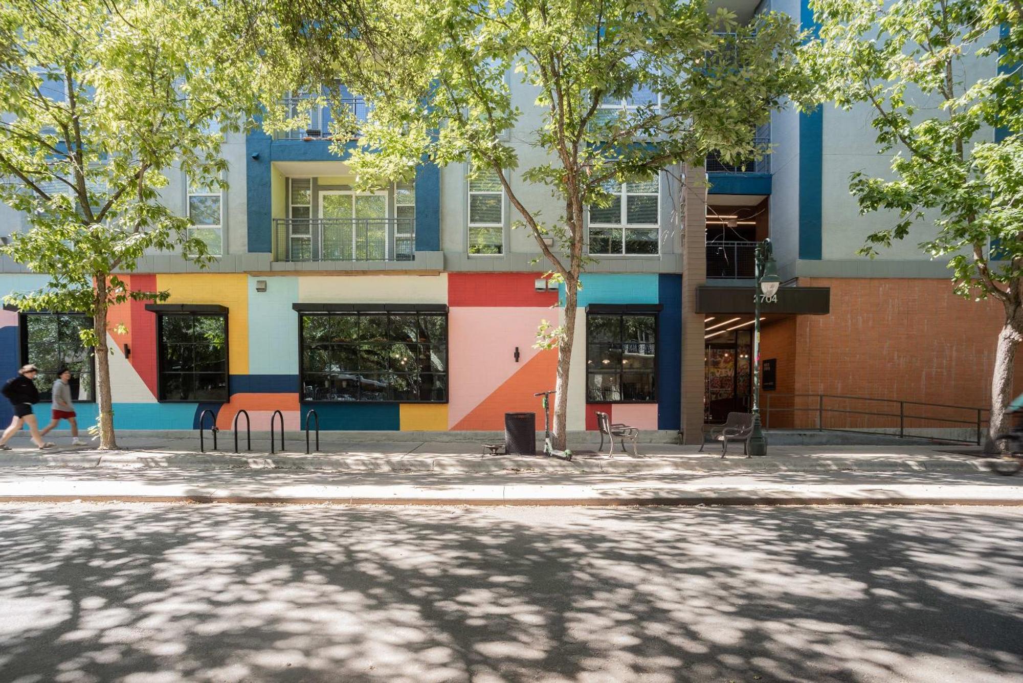 Apartment Modern With Pool Gym Workspaces & Bbq