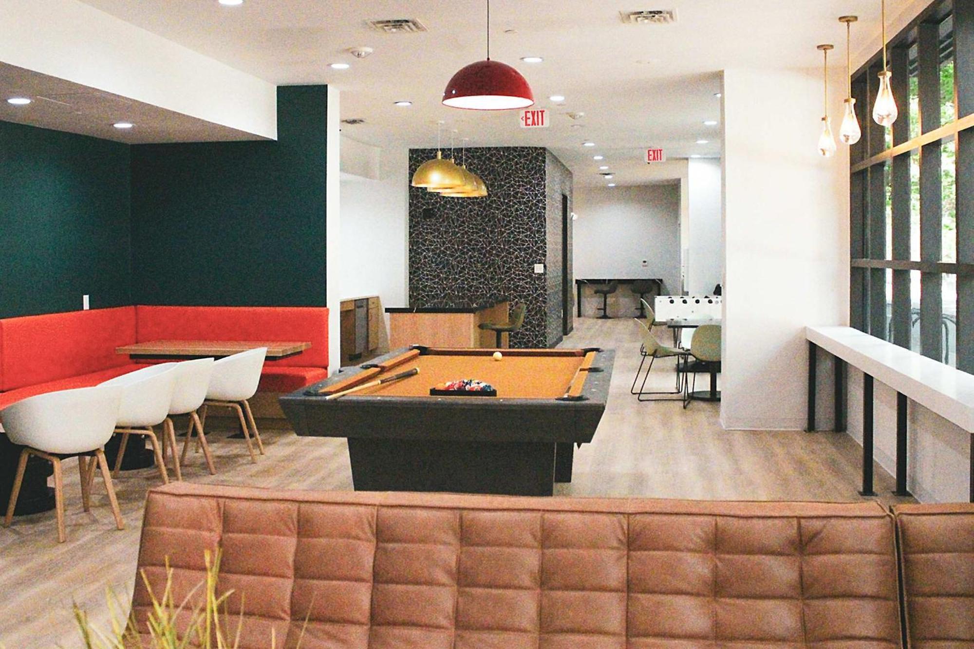 Apartment Modern With Pool Gym Workspaces & Bbq