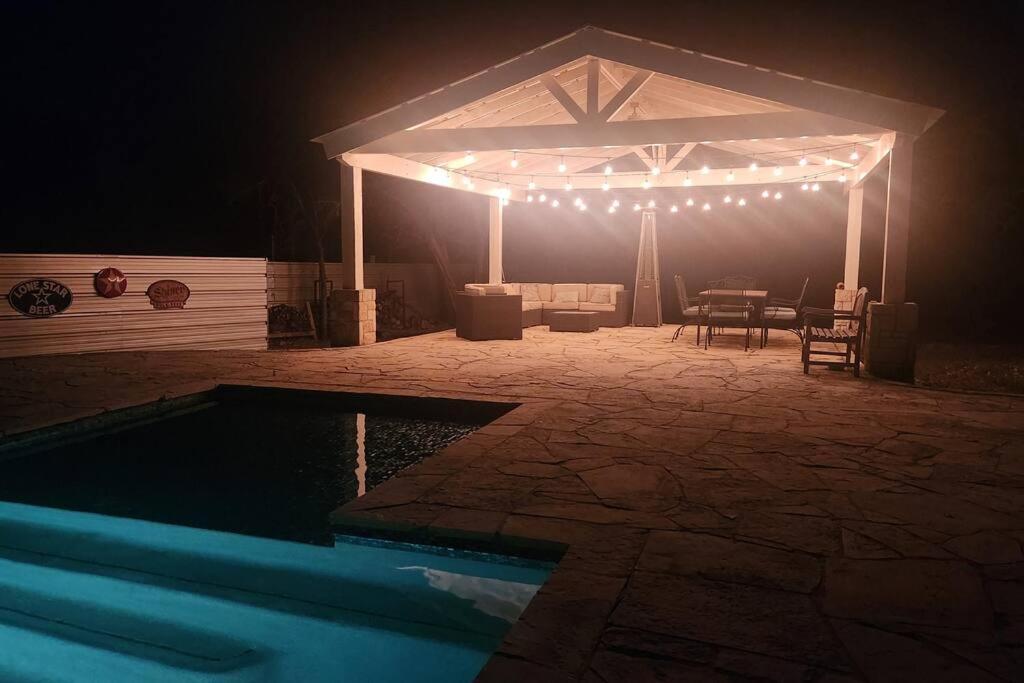 Huge Pool In Sw On 2 Acres