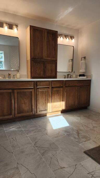 Huge Pool In Sw On 2 Acres * Austin
