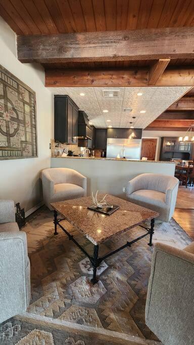 Huge Pool In Sw On 2 Acres Austin