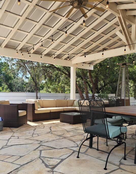 Huge Pool In Sw On 2 Acres *
