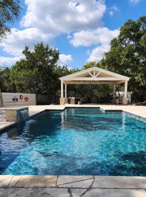 Huge Pool In Sw On 2 Acres Holiday home Austin