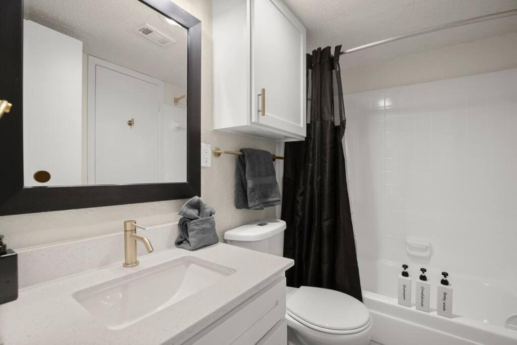 & Cozy Formula 1 Ready Apartment *