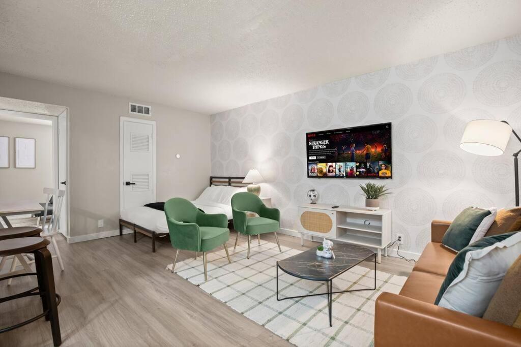 & Cozy Formula 1 Ready Apartment Austin
