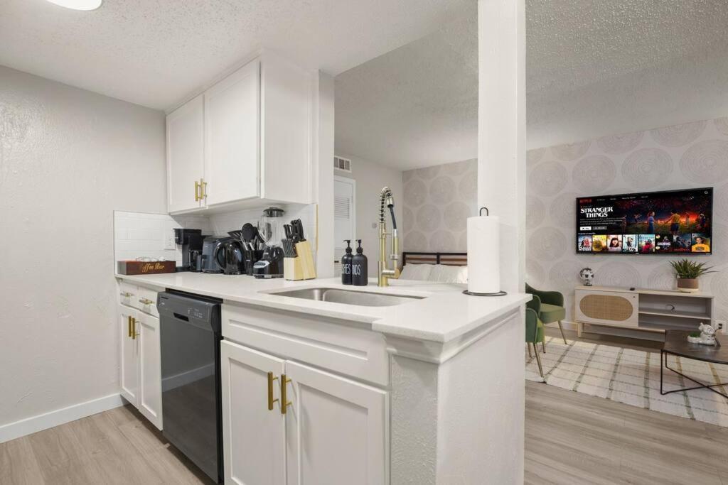 & Cozy Formula 1 Ready Apartment *