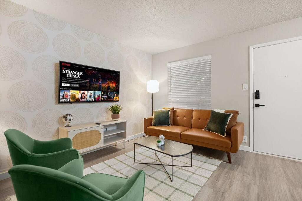 & Cozy Formula 1 Ready Apartment Austin