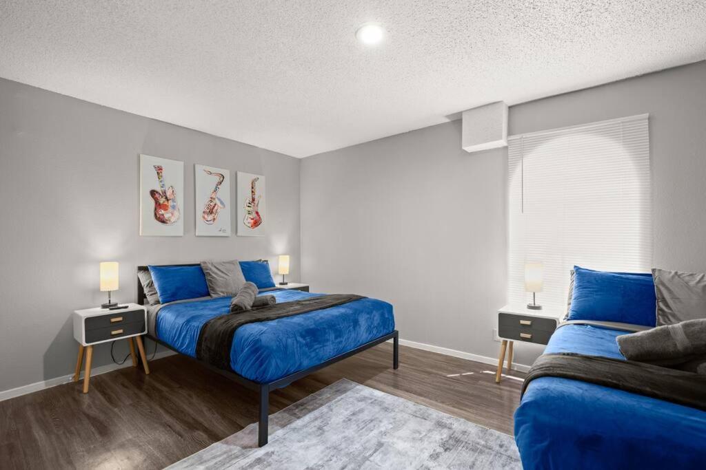 Cozy And Ut Moody Apartment *