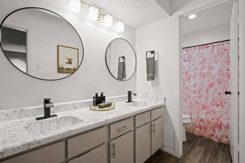 Cozy And Ut Moody Apartment *