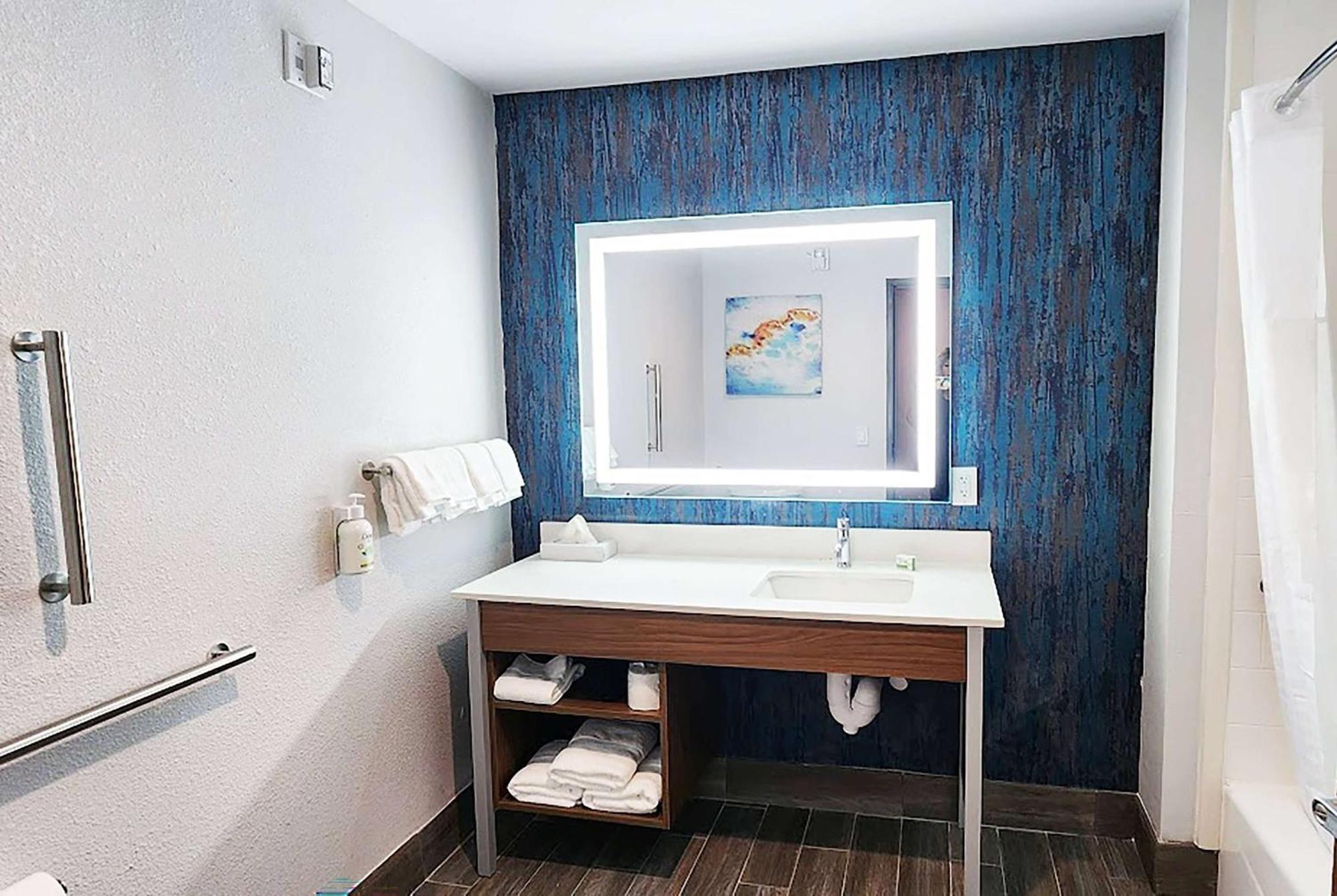 La Quinta & By Wyndham South Hotel *