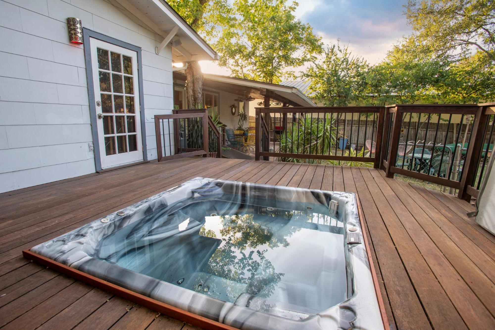 Holiday home South Central, Barton Springs, Broken Spoke & Much More, Dogs Ok, 4 Bedroom-3bath *