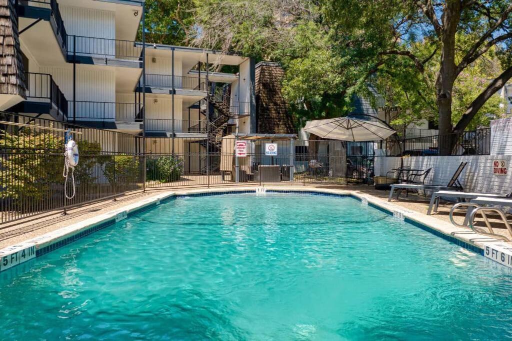 Apartment 2b Getaway Steps To Dtwn - Sleeps 6 - Pool, Prkg Austin