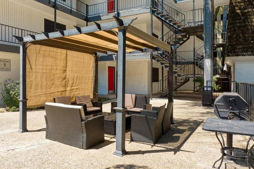 2b Getaway Steps To Dtwn - Sleeps 6 - Pool, Prkg Apartment
