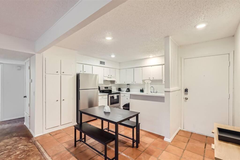 2b Getaway Steps To Dtwn - Sleeps 6 - Pool, Prkg *