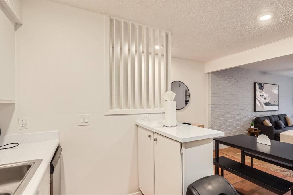 2b Getaway Steps To Dtwn - Sleeps 6 - Pool, Prkg Apartment