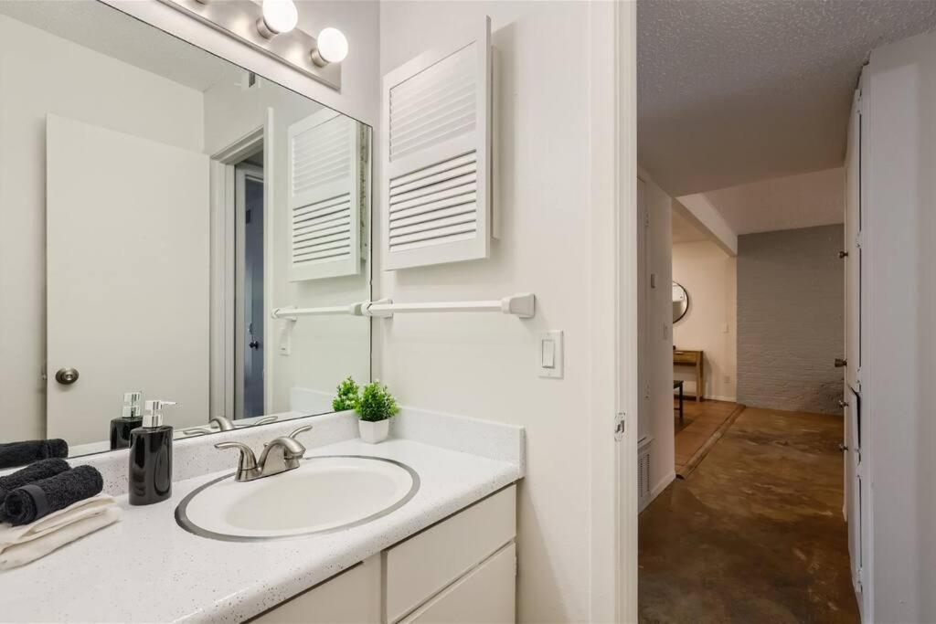 Apartment 2b Getaway Steps To Dtwn - Sleeps 6 - Pool, Prkg *