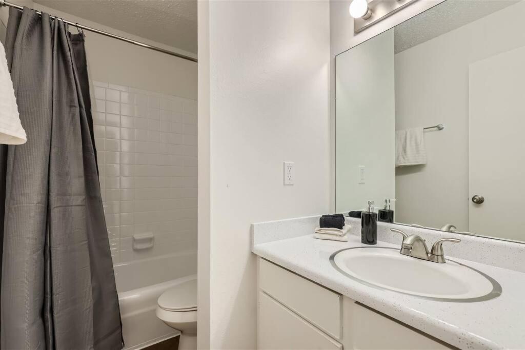 2b Getaway Steps To Dtwn - Sleeps 6 - Pool, Prkg