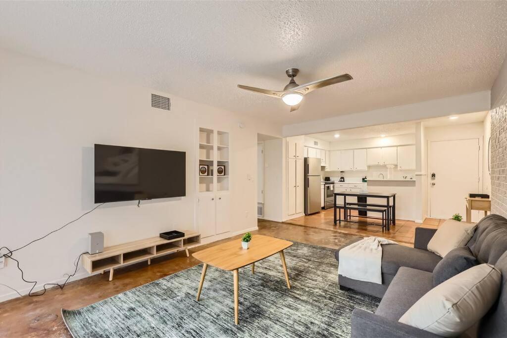 2b Getaway Steps To Dtwn - Sleeps 6 - Pool, Prkg
