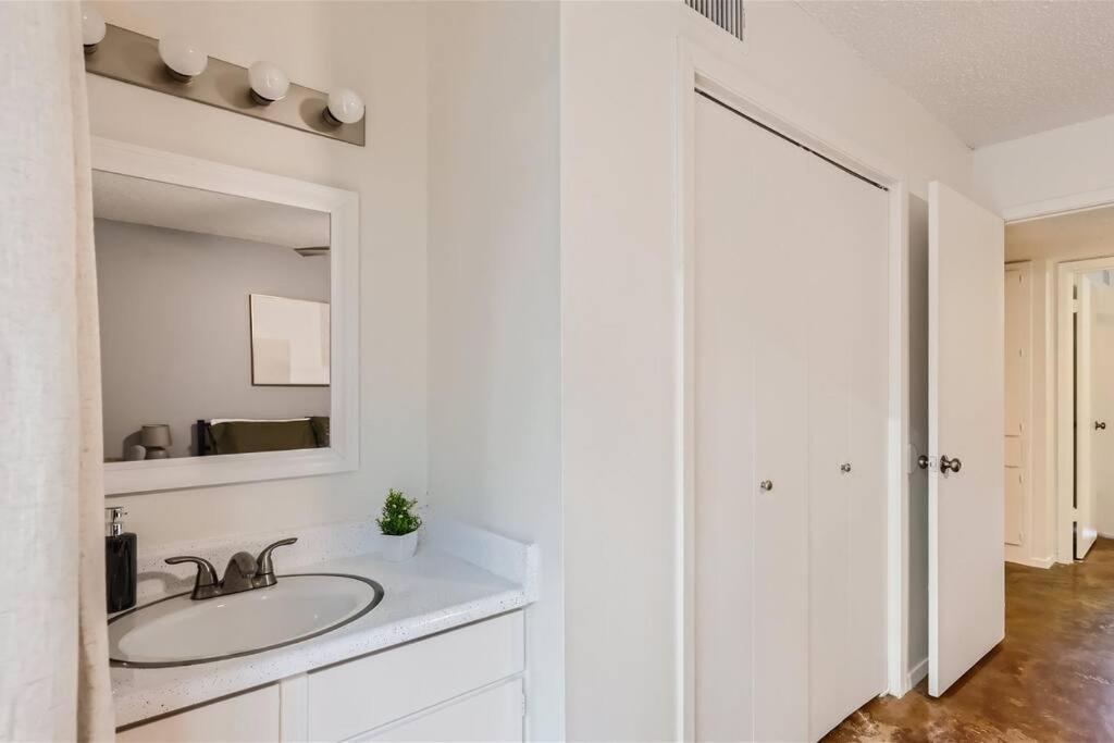 Apartment 2b Getaway Steps To Dtwn - Sleeps 6 - Pool, Prkg