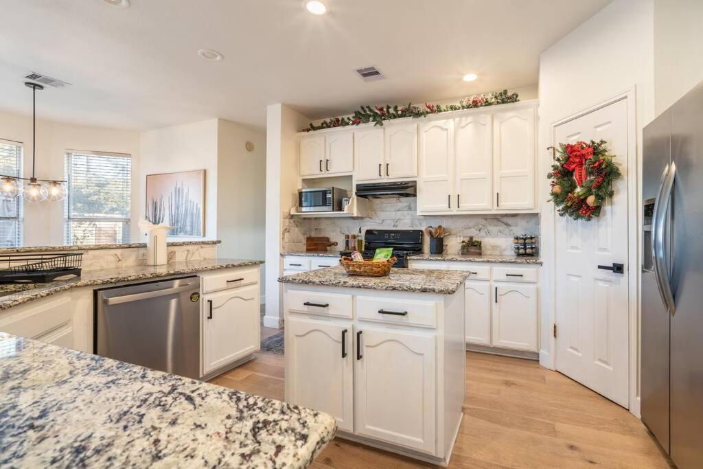 5bd 3 Ba Atx Pool Hot Tub Theater Arcade Holiday home Austin