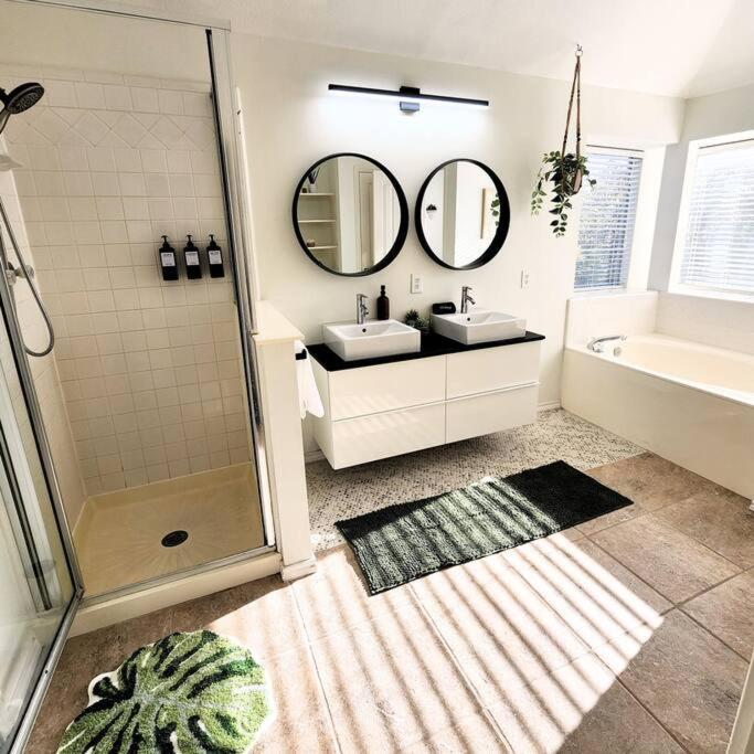 5bd 3 Ba Atx Pool Hot Tub Theater Arcade Holiday home Austin