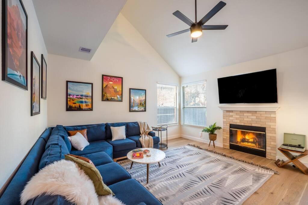 5bd 3 Ba Atx Pool Hot Tub Theater Arcade Holiday home Austin